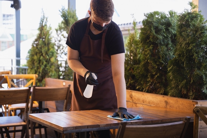 Lenkija koronaviruso „karštuose taškuose“ ribos barų ir restoranų darbo laiką