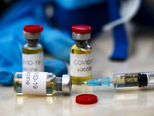 JAV vyksta vakcinos nuo COVID-19 bandymas su tūkstančiais savanorių