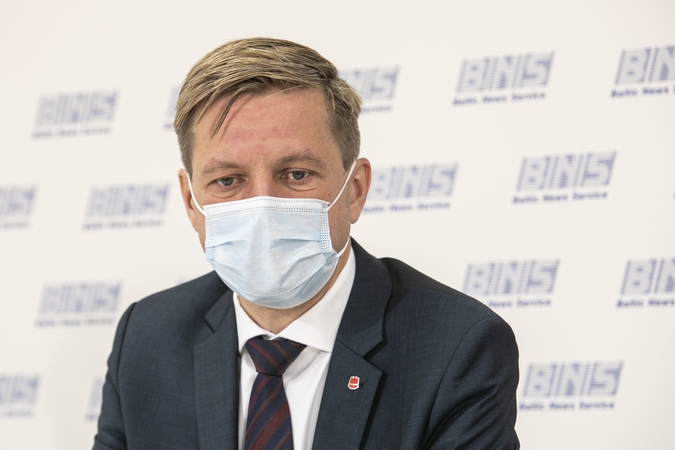 Dėl kontakto su sergančiuoju COVID-19 izoliuojasi sostinės meras R. Šimašius
