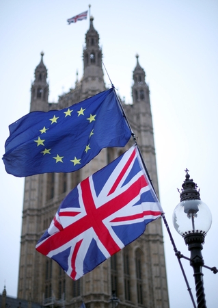 Apklausa: kas penktas britas kaupia atsargas kietajam „Brexit“