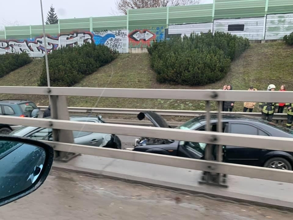 Vilniuje susidūrė trys automobiliai: sužeistas kūdikis ir moteris