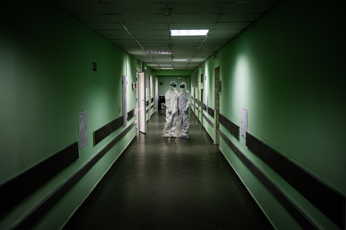 Į Lietuvą iš Kinijos atgabenta 14 tonų apsauginių chalatų ir kombinezonų