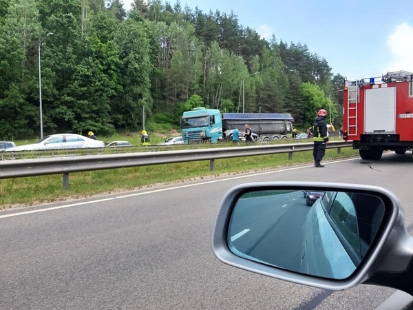 Avarija sostinėje: vilkikas prispaudė automobilį, ant kelio išsiliejo kuras