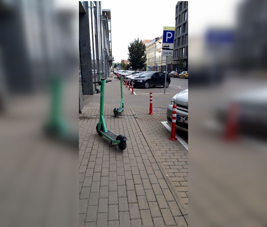 Širsta dėl ne vietoje paliekamų „Bolt“ paspirtukų: pagalvokite apie praeivius!