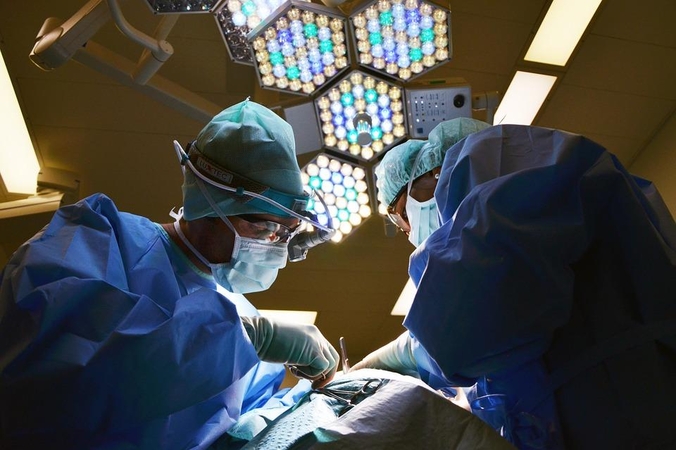 Neįprasta operacija: Indijoje gydytojai vyrui pašalino didžiulį 7,4 kg inkstą