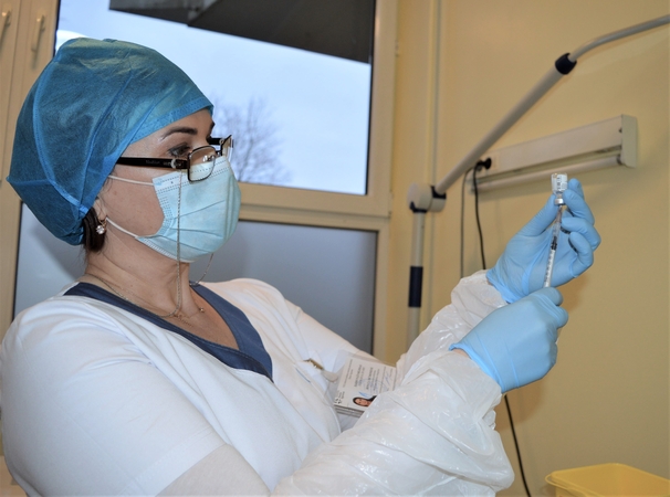 LSMU Kauno ligoninėje nuo COVID-19 pradėtas skiepyti medicinos personalas