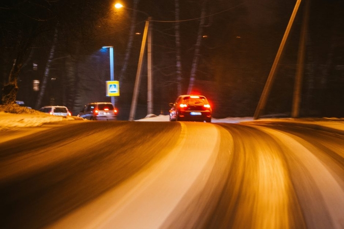 Keliuose yra slidžių ruožų, naktį eismo sąlygas sunkins plikledis