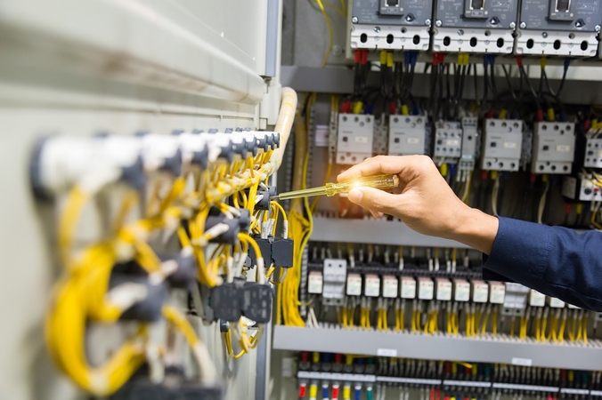 Vilniuje kilus gaisrui sutrikusį elektros energijos tiekimą žada atnaujinti iki 2 valandos