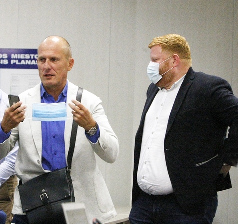 Darbotvarkės klausimas virto chaosu: posėdyje – politikų ginčai ir komiškos scenos