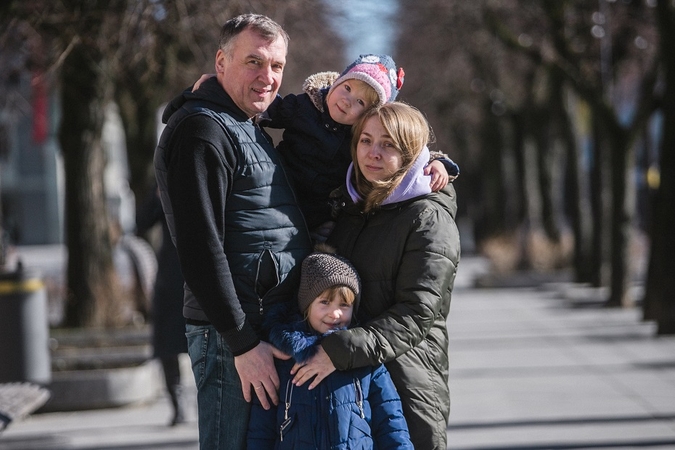 Iš karo Ukrainoje su šeima ištrūkęs lietuvis: rusų kariai kaip skėriai siaubia viską