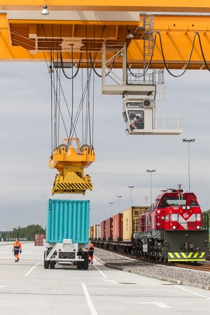 Rusijoje ir Baltarusijoje įstrigę ir į Lietuvą dar nesugrąžinta šimtai platforminių vagonų