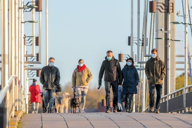 Koronaviruso plitimas: kokie kontaktai laikomi artimais?