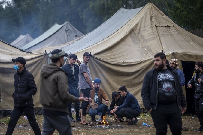 SAM: koronavirusu šiuo metu serga beveik pusšimtis neteisėtai sieną kirtusių migrantų