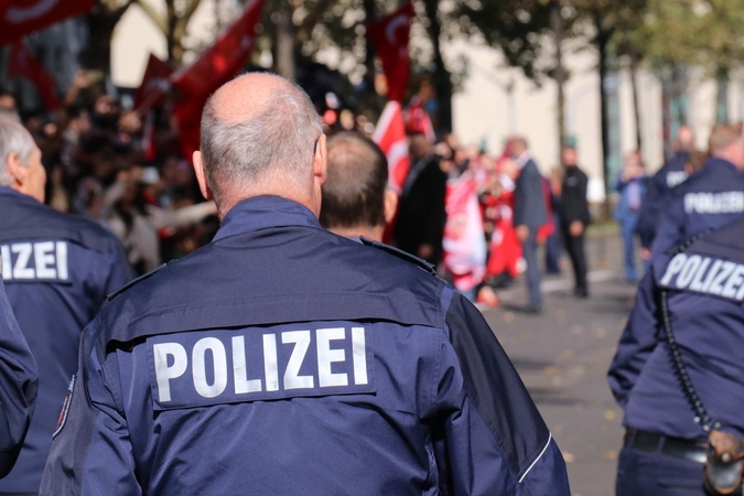 Vokietija: du žurnalistai gavo vokus su baltais milteliais