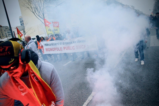 Prancūziją drebina protestai: dalyviai sudegino penkis autobusus
