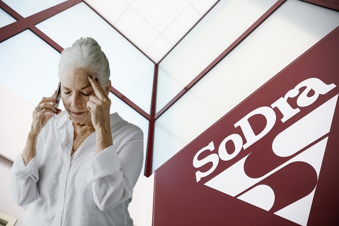 Įkyrėjo muzikėlė telefone: internetu nesinaudojantiems senjorams susisiekti su „Sodra“ – nelengva