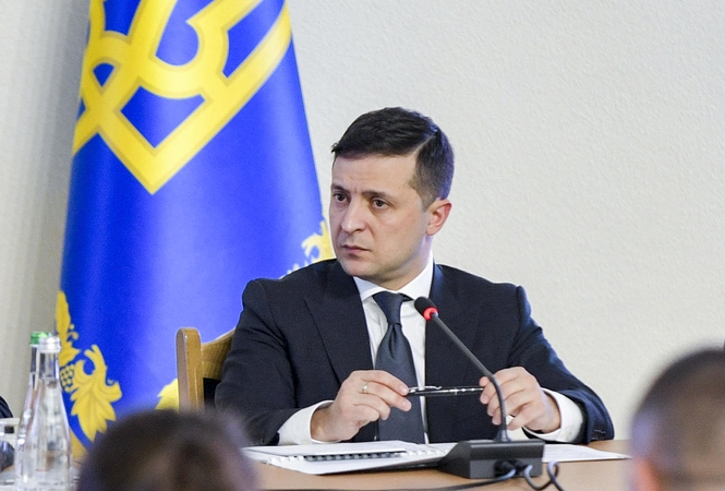 V. Zelenskis žada padėti ukrainietei, su savo šunimi įstrigusiai Uhane