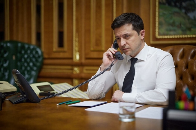 J. Bidenas per pokalbį telefonu su V. Zelenskiu dar kartą pažadėjo Kyjivui Vašingtono paramą