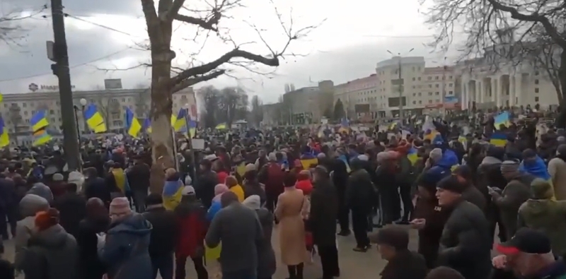 Rusijos pajėgų okupuotame Chersone – masinis gyventojų protestas