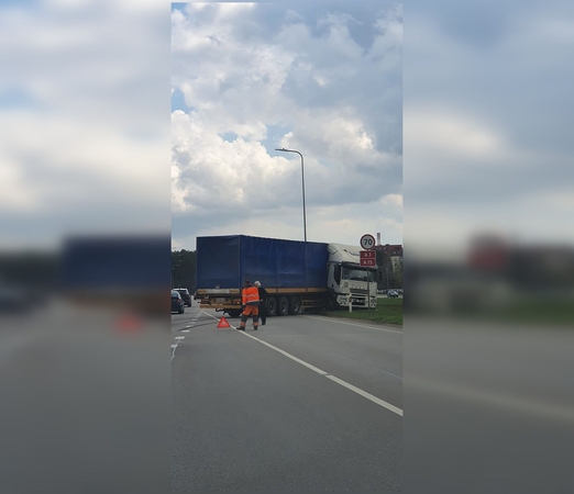 Avarija sostinėje: BMW atsitrenkė į vilkiką ir pasišalino iš įvykio vietos