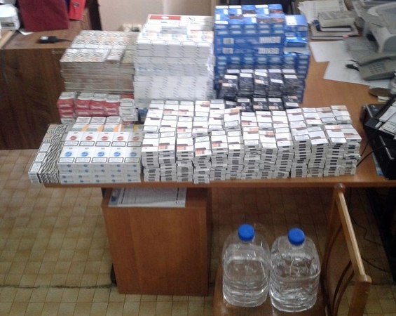 Kontrabandinėmis cigaretėmis prekiavo daugiabučio rūsyje