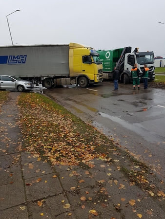 Vilkiko ir lengvojo automobilio avarija paralyžiavo eismą Taikos pr.