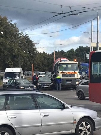 Avarija žiedinėje sankryžoje prie Kauno pilies sukaustė eismą
