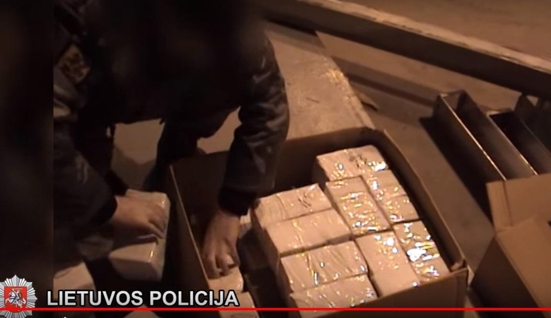 Milijoniniu uždarbiu turėję tapti 300 kg hašišo, vyrus atvedė į teismą