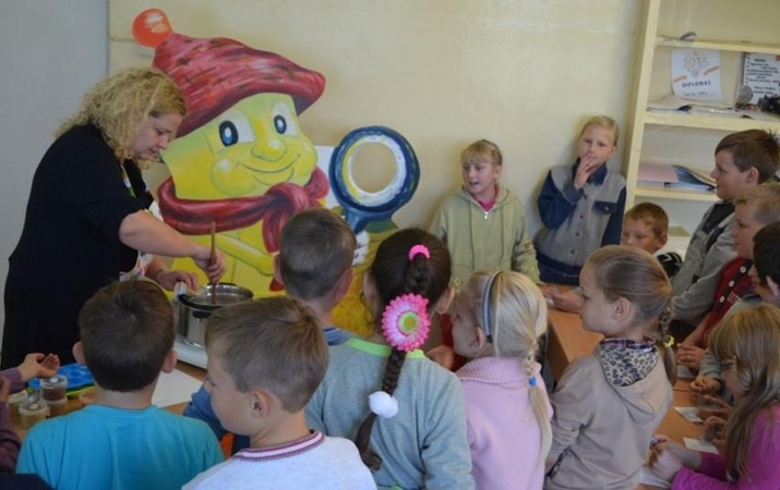 Rankas mokosi plauti gamindami muilą