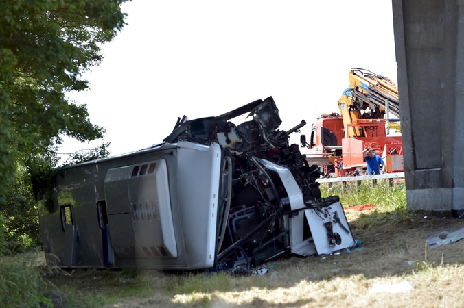 Avarija: 34 vaikus vežusio britų autobuso vairuotojas žuvo