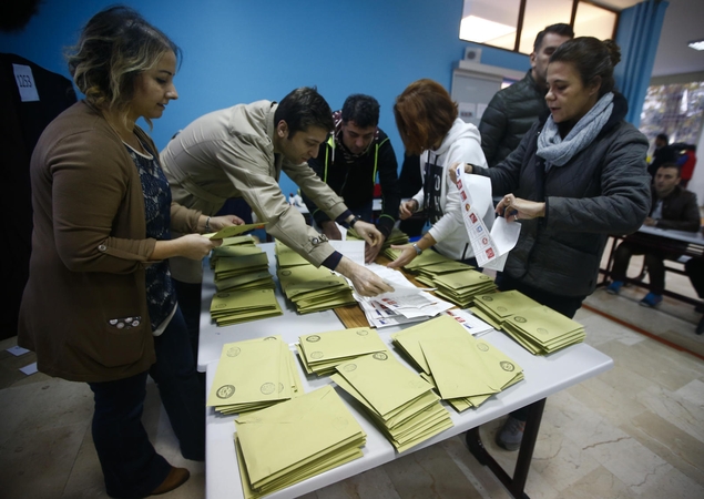 Turkijoje po itin svarbaus balsavimo uždarytos rinkimų apylinkės