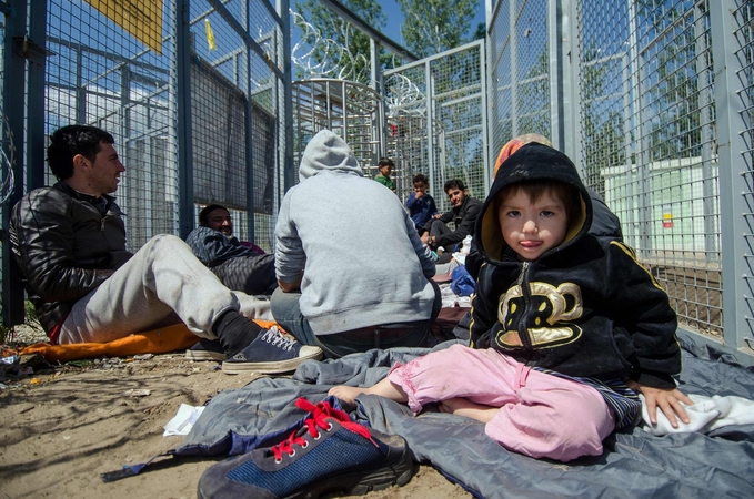 Vengrija pradeda stiprinti užtvarą nuo migrantų Serbijos pasienyje