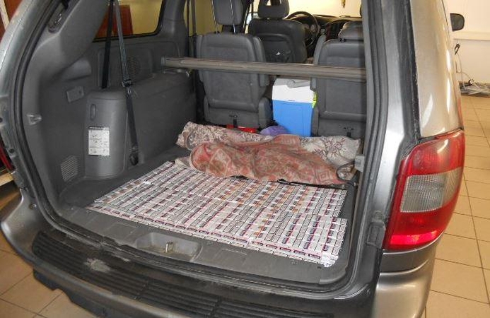 Ambasados darbuotojo automobilyje – cigarečių kontrabanda
