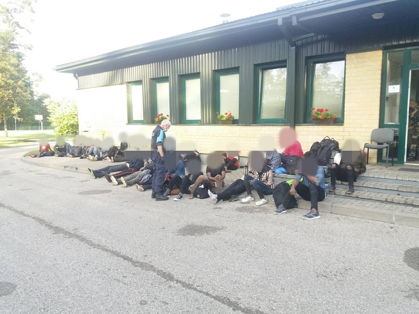 Neteisėti migrantai į Lietuvą plūsta naujais maršrutais: pareigūnams teko panaudoti dujas ir ginklą