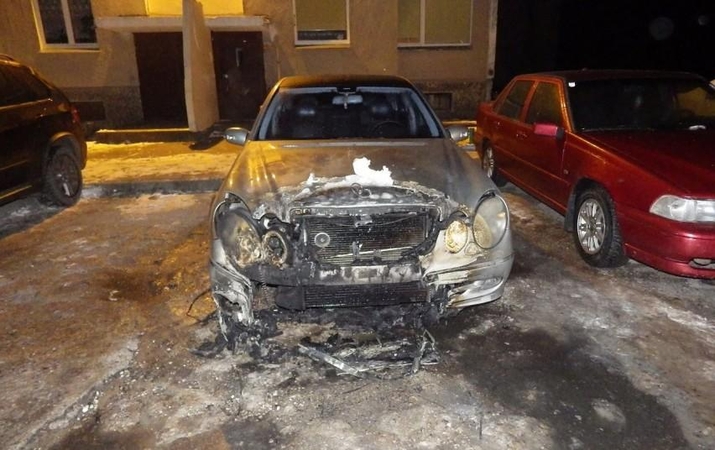 Tiriant pareigūno automobilio padegimą, išaiškintas ir narkotikų platinimas