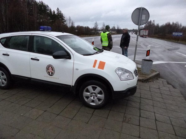 Dėl automobilio dokumentų klastotės vengras pateko į areštinę
