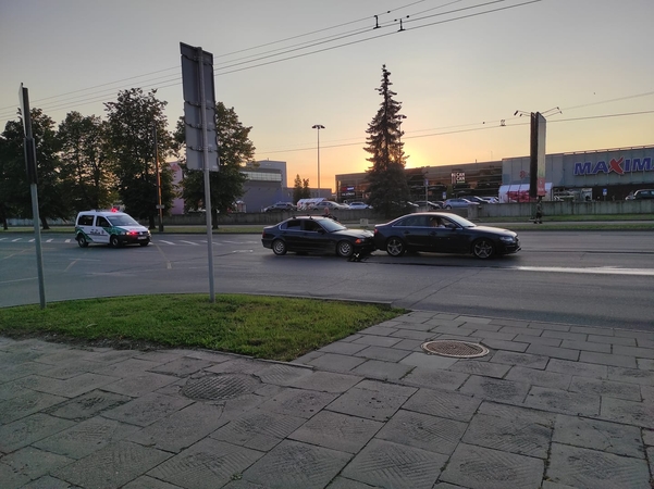 Kaune girtas BMW vairuotojas sukėlė eismo įvykį