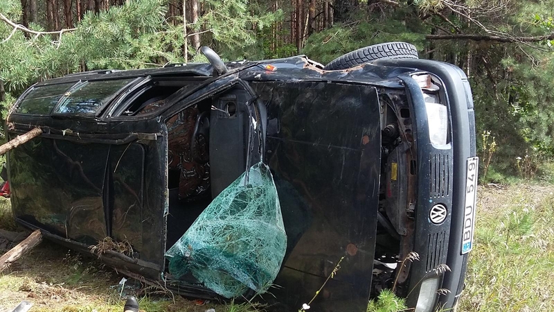 Šalčininkų rajone apsivertus automobiliui žuvo vairuotoja