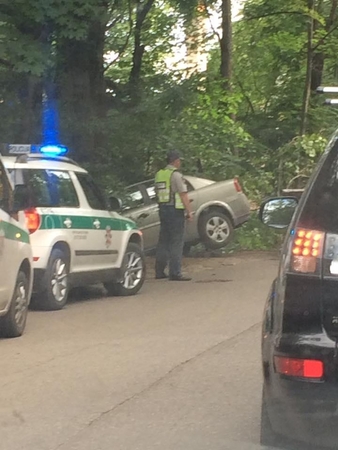 Po susidūrimo „Opel“ liko kaboti ant šlaito, vairuotojas buvo girtas 