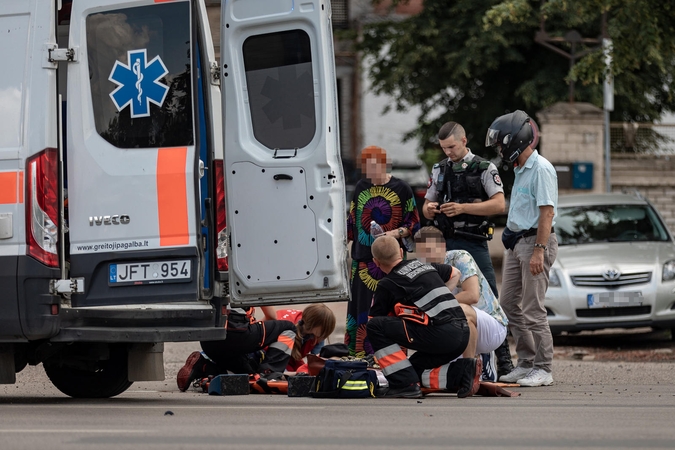 Jonavos gatvėje beteisis motociklininkas rėžėsi į opelį (papildyta)