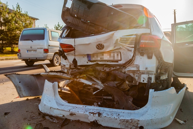 Avariją matę kauniečiai: iš „Volkswagen“ liko tik metalo krūva