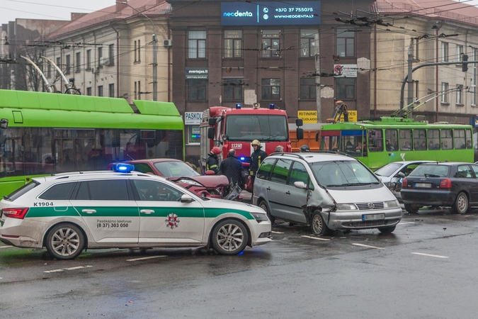 „Aklųjų“ sankryžoje – ir vėl avarija: nukentėjo žmogus 