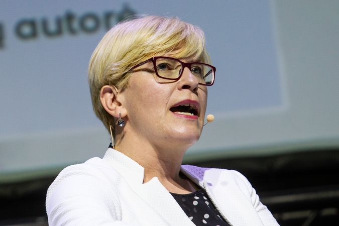 Premjerė: valdžia turi nuspręsti, kada žmones mokyti žvejoti, o kada duoti jau pagautą žuvį