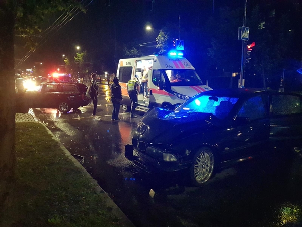 Naktį Savanorių prospekte neišsiteko BMW ir „Škoda“, nukentėjo trys žmonės