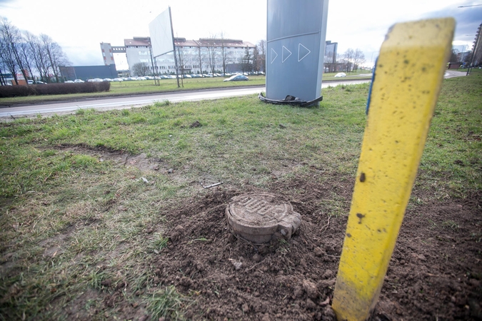 Pradedančio vairuotojo nuotykis: taranuota dujų vamzdyno įranga