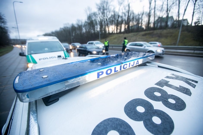 Situacija: painiava kilo po avarijos, kai pareigūnai apkaltino, kad mergina esą neturėjo teisės vairuoti, nors "Regitros" duomenų bazė rodė, jog vairuotojos pažymėjimas yra galiojantis.