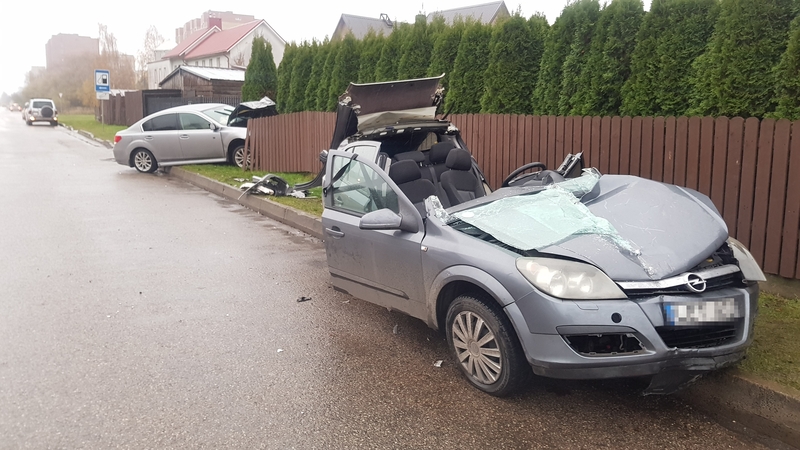 Šilainiuose – stipri avarija: automobiliai sumaitoti, sužeista vairuotoja
