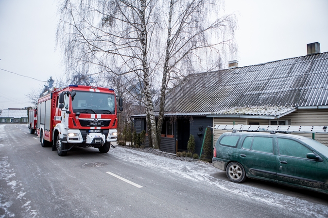 Spustelėjus šaltukui – ir vėl bėdos dėl kaminų: ugniagesiai skubėjo į Aleksotą