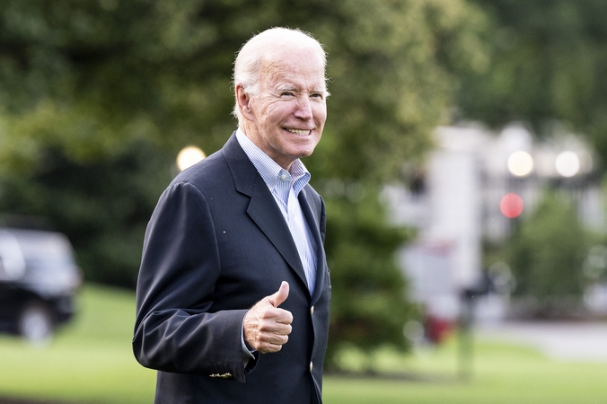 J. Bidenas pirmą kartą po izoliacijos dėl COVID-19 išvyko iš Baltųjų rūmų