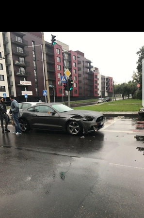 Kas apgadino naujutėlaitį „Ford Mustang“? (ieškomi liudininkai)